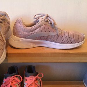Womens athletic shoe